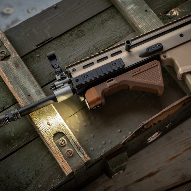 Linterna Táctica SIGURD 1.450 lum + grip Angular Para Arma Olight - Imagen 4