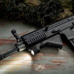 Linterna Táctica SIGURD 1.450 lum + grip Angular Para Arma Olight - Imagen 5