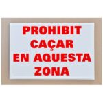 Tablilla PROHIBIT CAÇAR EN AQUESTA ZONA 50×33