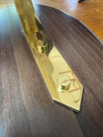 Pletina dorada con embellecedores y peana de madera para  cráneo Muflón - Imagen 2