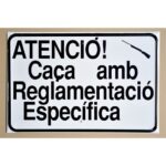 Tablilla ATENCIÓ! Caça amb Reglamentació Específica (Catalunya) 50×33
